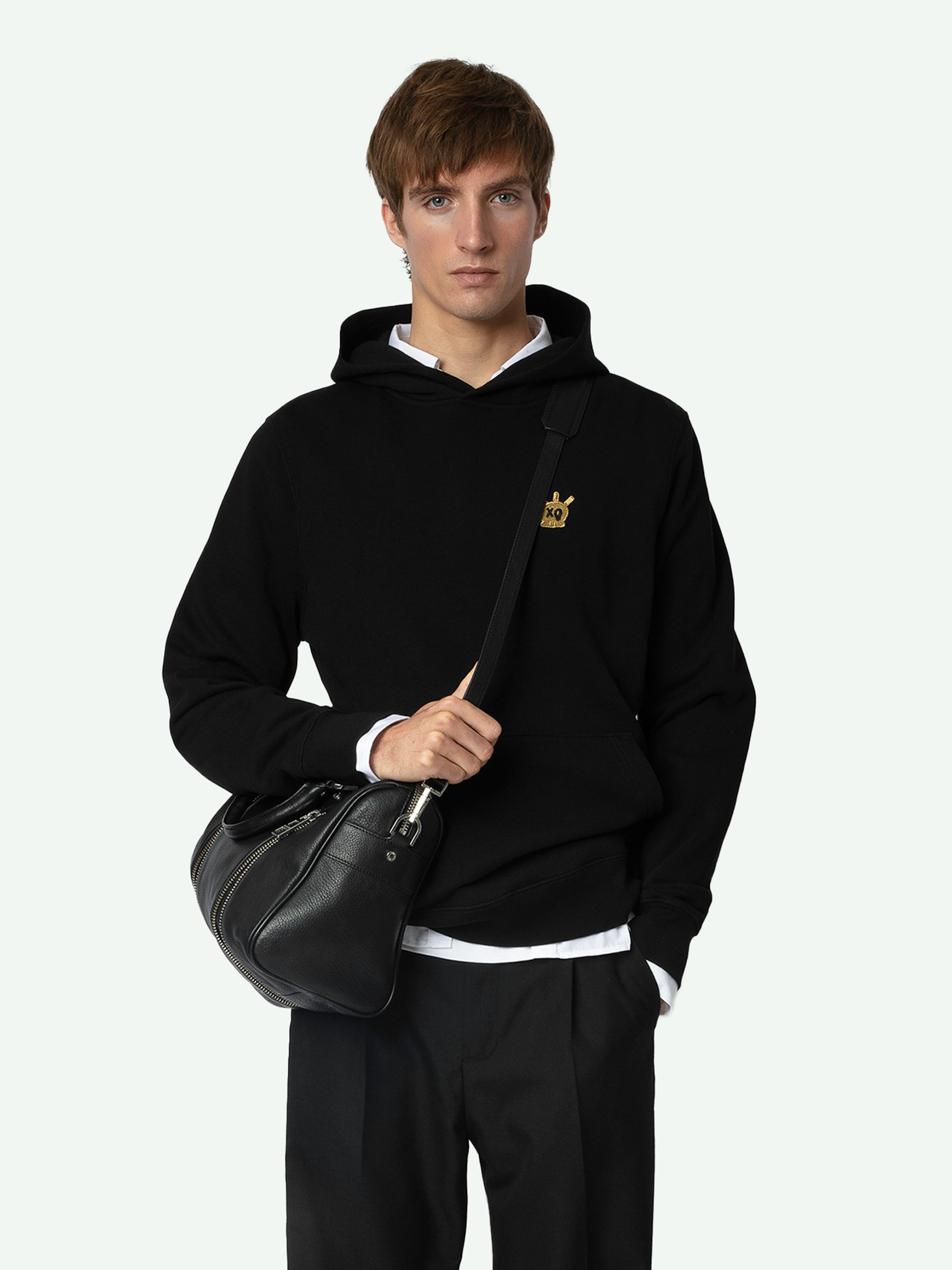 Sudadera Sanchi - Sudadera negra de algodón ecológico, de manga larga, con capucha, parche dorado en la parte delantera y estampado XO Skull en la espalda.